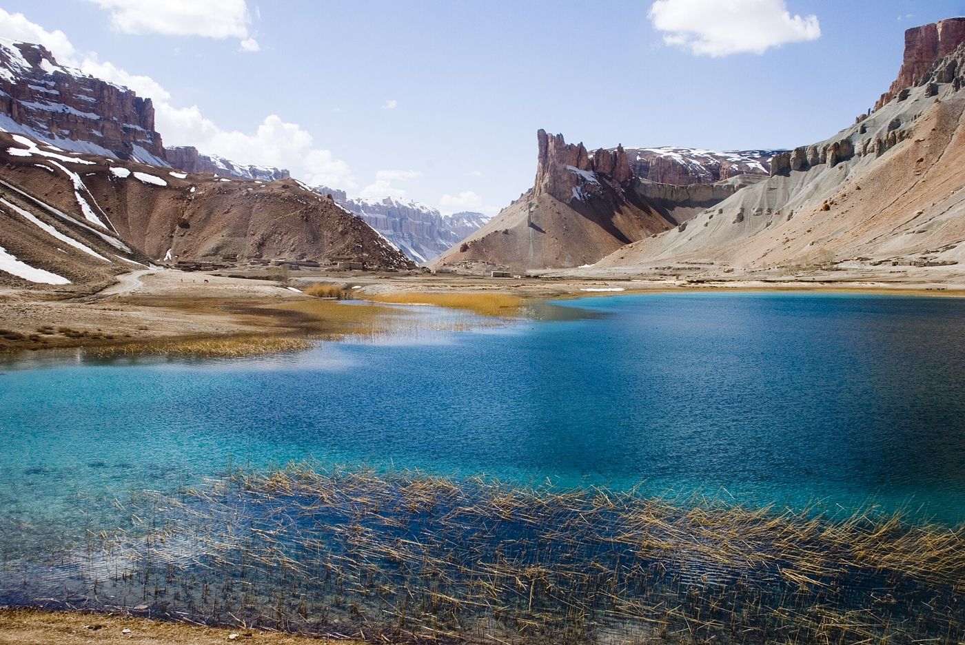 Lac bleu de Band-e Amir entre des montagnes
